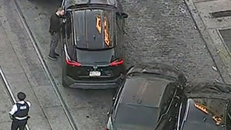 Philadelphia'da çalıntı araç onu durdurmak isteyen polis memuruna çarptı