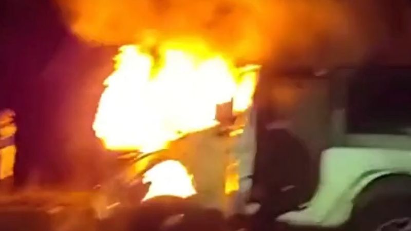 Massachusetts'te polis, alev alan cipte sıkışan sürücüyü kurtardı