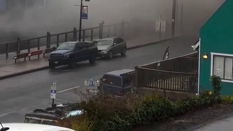 Oregon'un Newport kentinde deniz ürünleri tesisinde patlama ve yangın sonrası amonyak sızdı, bir mil çevre boşaltıldı