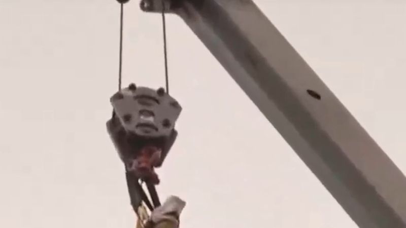 Hollywood'da Houdini II vinçte baş aşağı 9 kat yüksekte deli gömleğinden kurtuldu