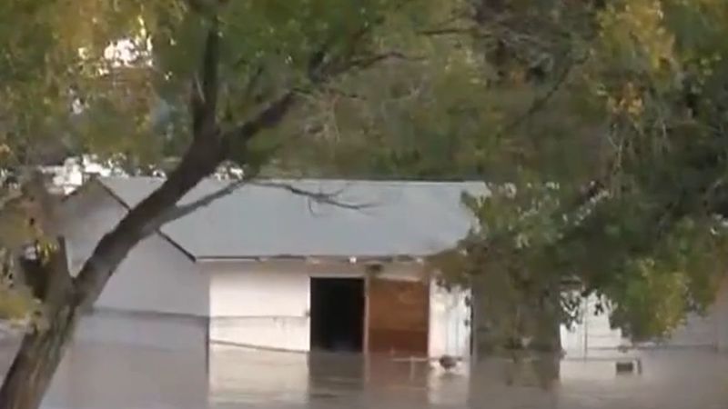New Mexico'da 'nesilde bir' sel: aile 12 saat çatıda bekledi, en az 60 kurtarma