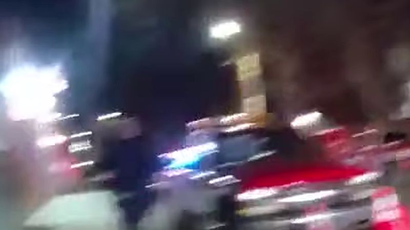 New York polisi Queens'te silahla ateş eden adamı kovalayıp yakaladı