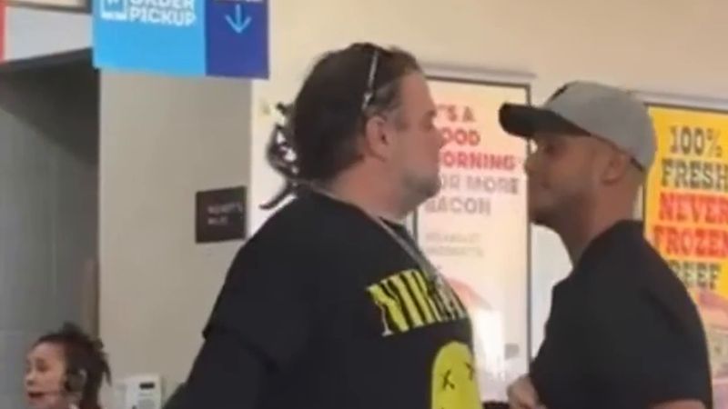 Los Angeles'ta Wendy's'te kahvaltı yapan müşteri üzerine yürüyen adama bıçak çekti