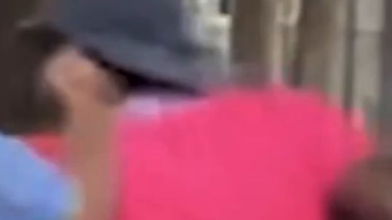 Teksas'ta 12 yaş kız softbol maçında veli kavgası: baba bilincini kaybetti, çift gözaltında