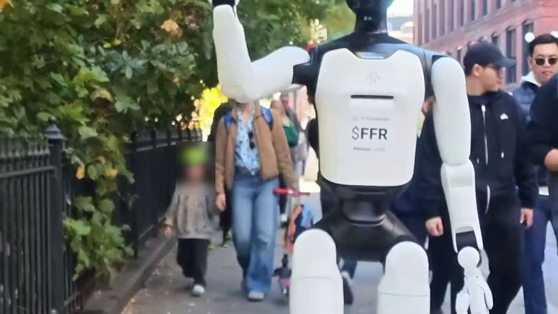 New York'ta 89 bin dolarlık insansı robot parkta insanların arasında dolaştı