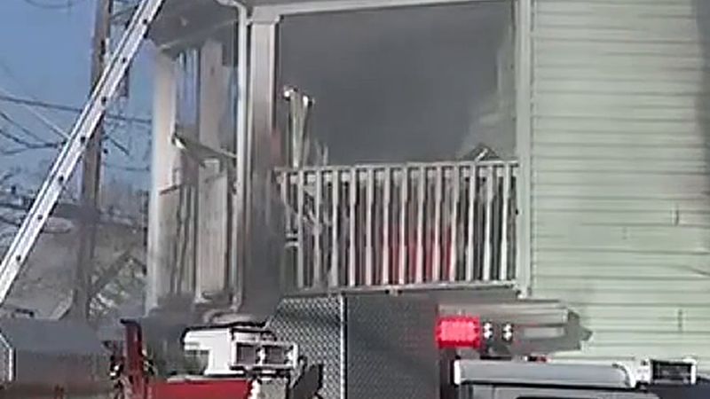 ABD'nin Brockton kentinde yanan evde mahsur kalan beş kişi merdivenle kurtarıldı