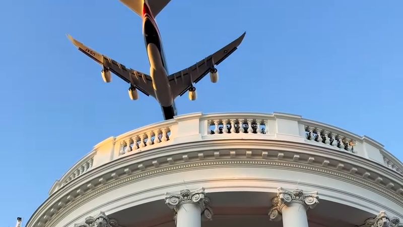 Air Force One, Beyaz Saray'daki Cadılar Bayramı kutlamasının üzerinden uçtu