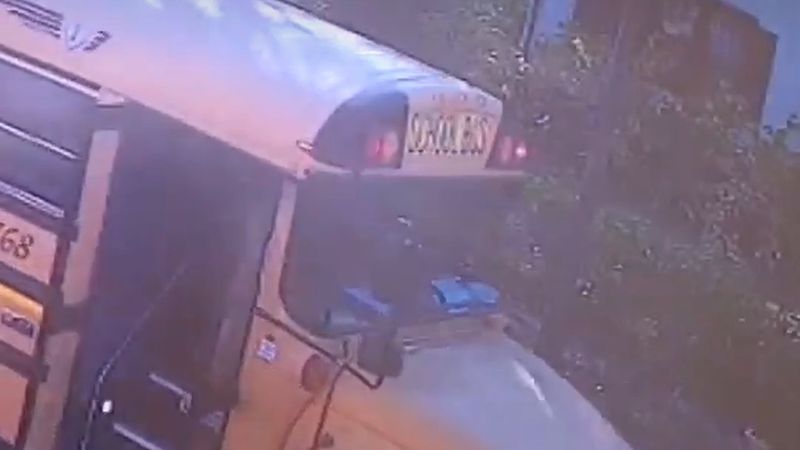 Minnesota'da okul servisi şoförü fenalaştı, dükkân önündeki genç otobüse atlayıp durdurdu