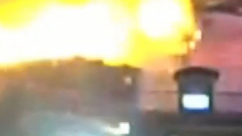 Phoenix'te I-17 yakınındaki boş Travelodge oteli alev alev yandı