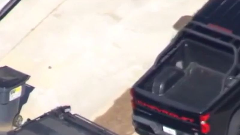 Johns Creek'te cinayet zanlısı eve barikat kurdu, özel harekât evi kuşattı