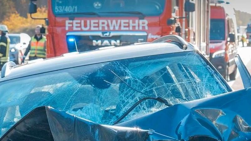 A3 otobanında ters yöne giren sürücü tehlikeli madde tırına ve iki otomobile çarptı: 4 yaralı