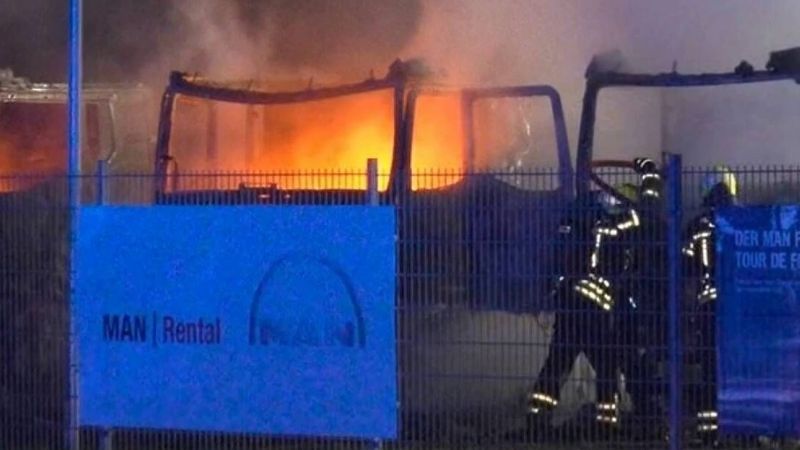 Leipzig'de kamyon servisinde kundaklama şüphesi: en az 10 kamyon ve kamyonet yandı