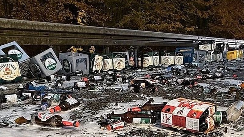Almanya'da kamyondan yola yaklaşık 250 kasa içecek döküldü