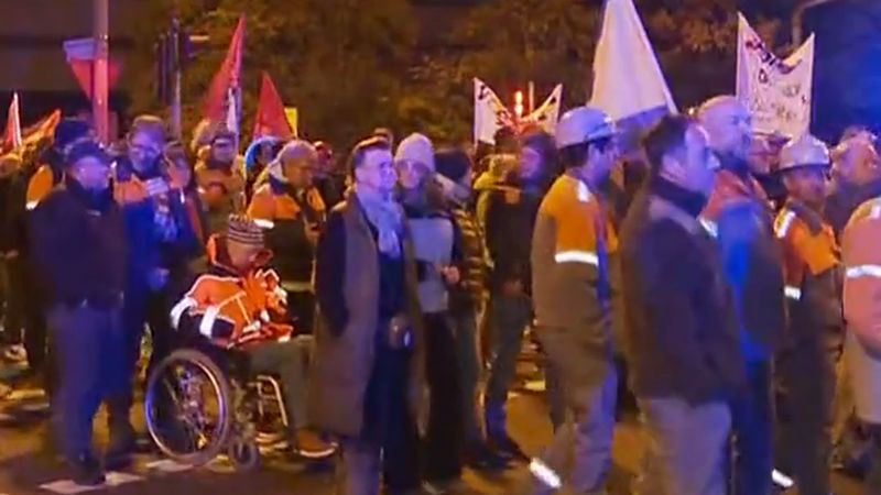 Siegen'de 3.500 kişi çelik fabrikası için yürüdü: 400 iş tehlikede