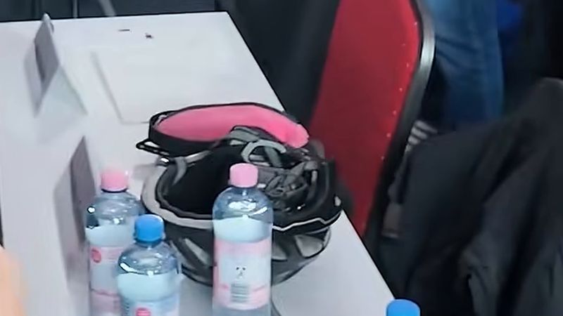 Polis korumasındaki Türk kökenli Elif Eralp, Berlin'de parti kongresinde ayakta alkışlandı