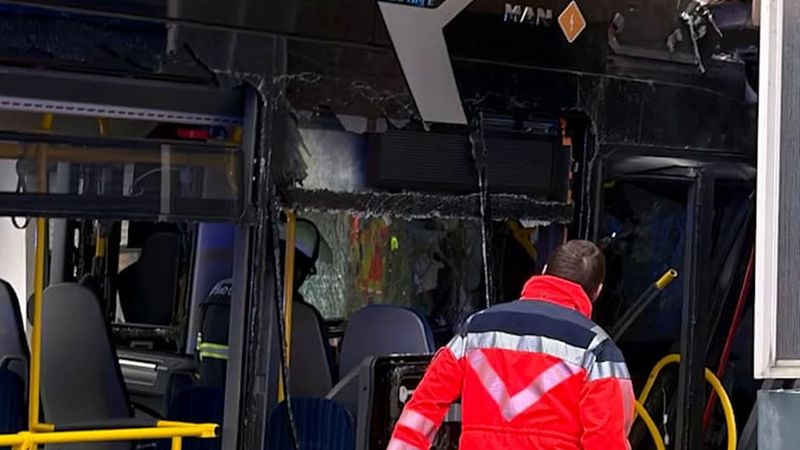 Bad Oldesloe'de yaklaşık 20 çocuğu taşıyan okul otobüsü apartman duvarına çarptı
