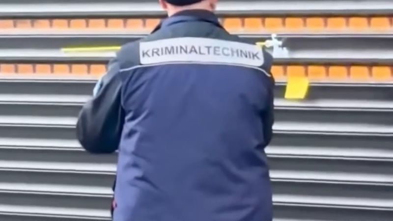 Köln'de şehir merkezindeki bir saatçi dükkânına gece kurşun sıkıldı