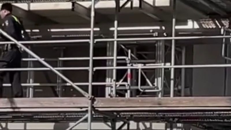 Hannover'de şantiye iskelesi raylara devrilme tehlikesi: Stadtbahn 4 kapandı