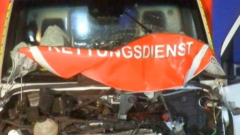 Acil vakaya giden ambulans sisli yolda aniden çıkan ata çarptı: iki sağlık görevlisi yaralı, at öldü