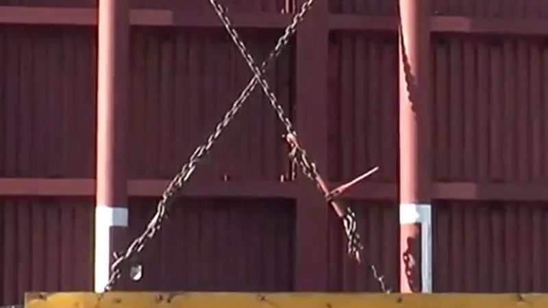 A2'de dört dev nakliye aracı şantiyede sıkışıp kaldı