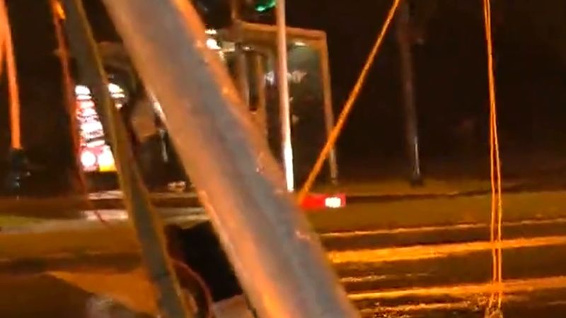 Essen'de fırtına geçici trafik lambalarını otomobil geçerken devirdi: 3 hafif yaralı, belediye sorumluluğu reddetti