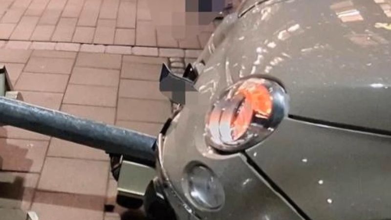 Rosenheim'da küçük bir otomobil trafik lambasını devirdi