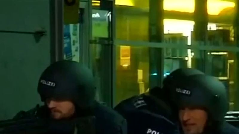 Münih Milbertshofen'deki bir lisede 2-5 Kasım polis tatbikatı: patlama sesleri duyulabilir