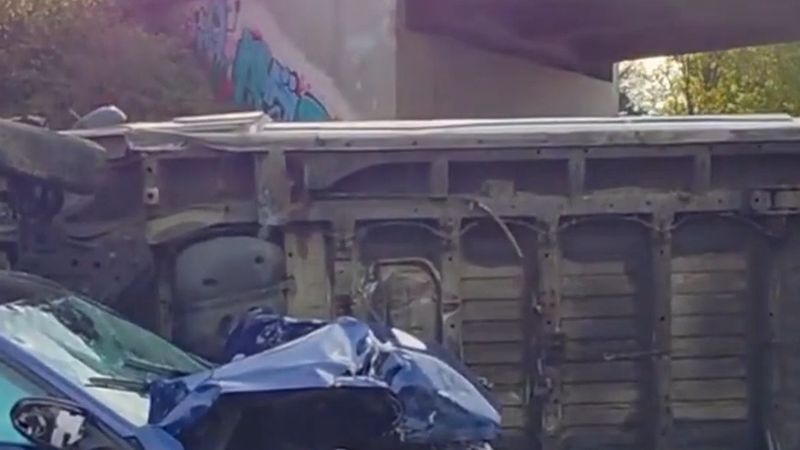 A46'da kaza: kamyonet yan yattı, otoban kapandı, bazı sürücüler ters yöne döndü