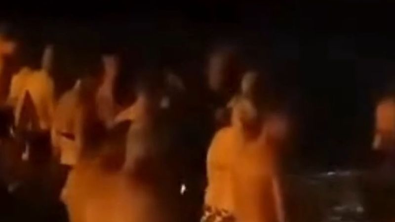 Faaker Gölü'nde dolunay yüzmesi: yaklaşık 70 kişi 14 derecelik suya girdi