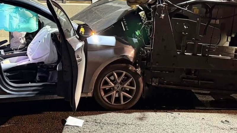 Avusturya'da A10 otoyolunda şantiye alanında otomobil iş makinesine çarptı: 1 yaralı