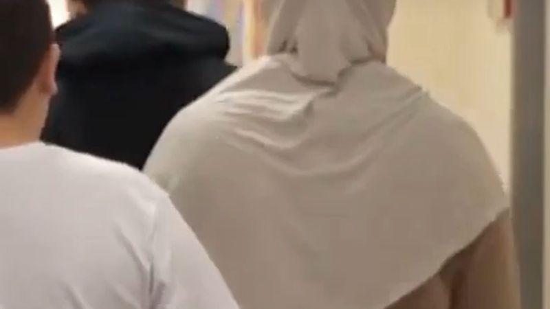 Viyana'da okulda başörtüsü yasağına uymayan babaya üç kızı için üç ayrı ceza