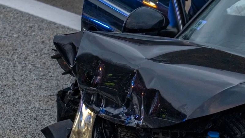 A9 otoyolunda St. Pankraz çıkışında otomobil darbe emici bariyere çarptı: iki yaralı, Graz yönü kapandı