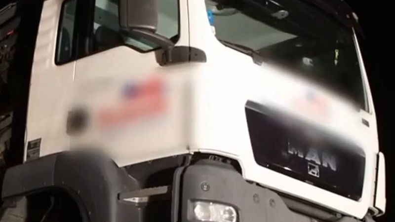 Avusturya'da 30 tonluk kamyon itfaiye binasının önünde bayıra kaydı, vinçle kurtarıldı