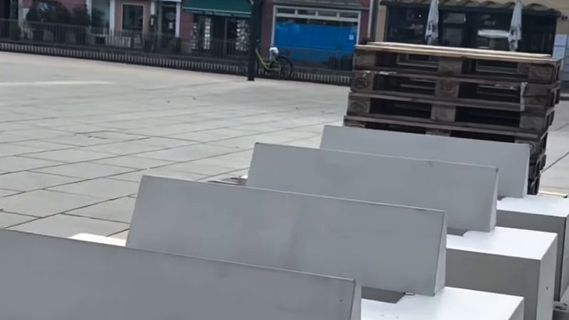 Klagenfurt'ta terör saldırılarına karşı 24 dev beton bank kuruldu