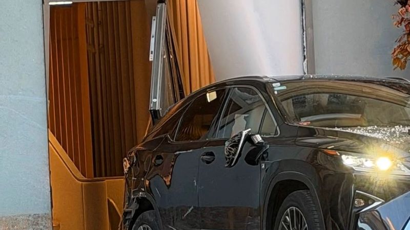 Viyana'nın göbeğinde lüks kuyumcunun vitrinine cip daldı