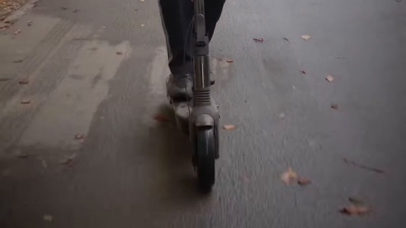 Avusturya polisi E-Scooter kurallarını hatırlattı: iki kişi binmek yasak, sinyal ve zil zorunlu