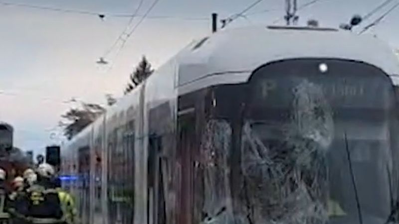 Linz'de kamyonla çarpışan tramvay raydan çıktı: 5 yaralı