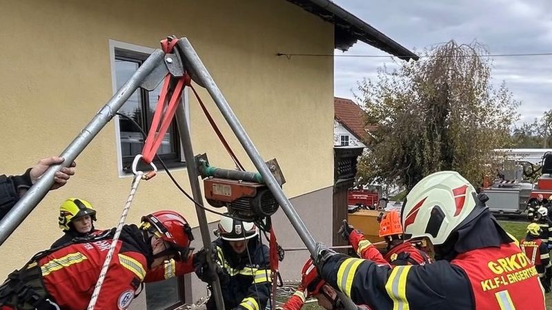 Avusturya'da kuyu temizleyen adam 15 metre derinlikte havasız kaldı, itfaiye kurtardı
