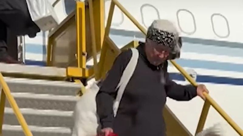 Nijer'de 21 aydan uzun rehin tutulan Eva Gretzmacher Viyana'ya döndü, havalimanında oğluyla kucaklaştı