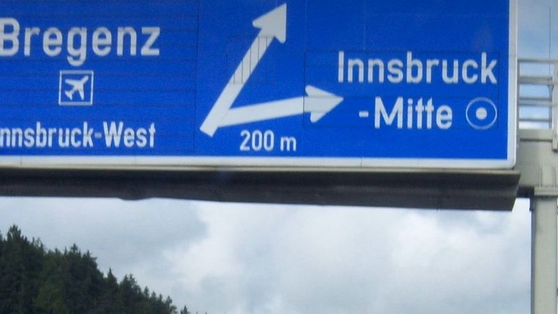 Innsbruck'ta A12 otobanında zincirleme kaza: 23 yaşındaki Türk kadın sürücü yaralandı