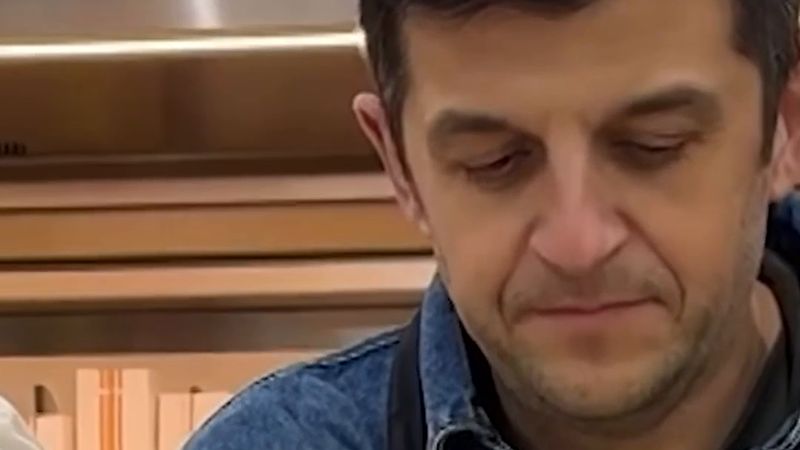 Radyo ve TV sunucusu David Antoine, Jette'deki ünlü Miroir patates büfesini yeniden açtı