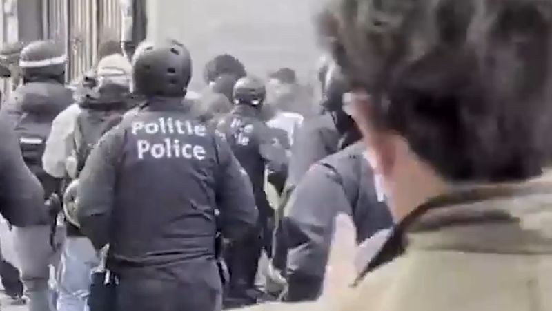 Brüksel'de polis kordonunu yarmaya çalışan gençlere göz yaşartıcı gaz