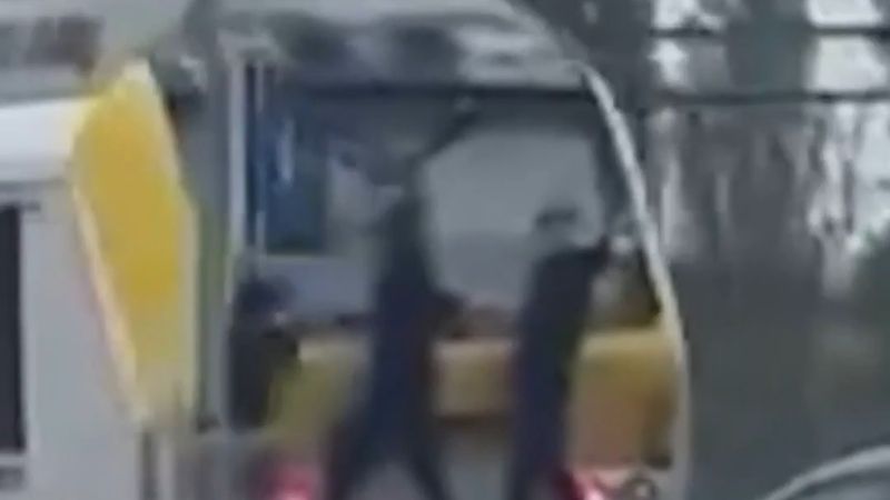 La Louvière-Sud'da üç genç hareket eden trenin arkasına tutundu, SNCB kınadı
