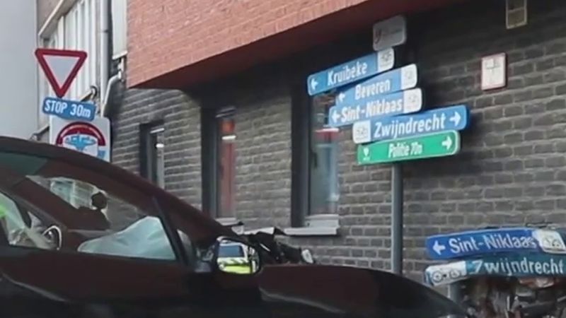 Haasdonk'ta elektrikli Jaguar apartman duvarını delip tuvalete daldı