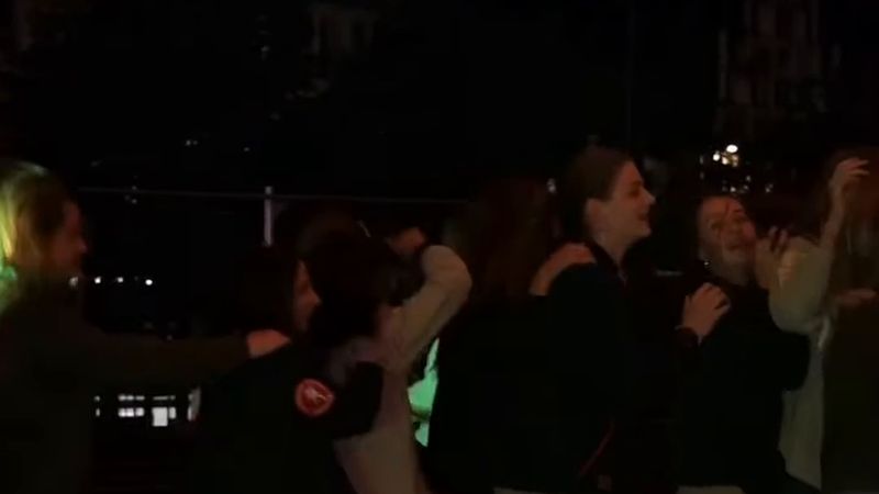 Belçika'da Gençlik Hareketi Günü: binlerce genç Austen fırtınasına rağmen sabah erkenden dans etti
