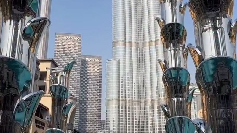 Dubai Fıskiyesi'nin gölünde parlak gümüş su yapıları yükseliyor