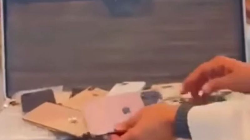 Dubai'de Apple hayranı 53 eski iPhone'la yeni iPhone Duo'yu almaya geldi