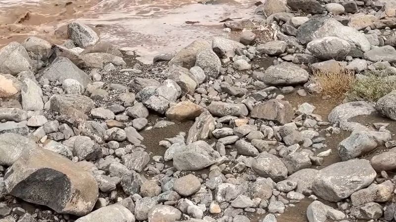BAE'nin doğusunda vadiler aktı, Pazar da yağmur ihtimali