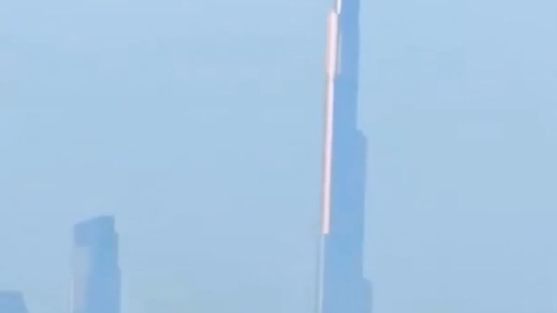 Dubai'de Burç Halife önünde ceylan sürüsü yolu geçti