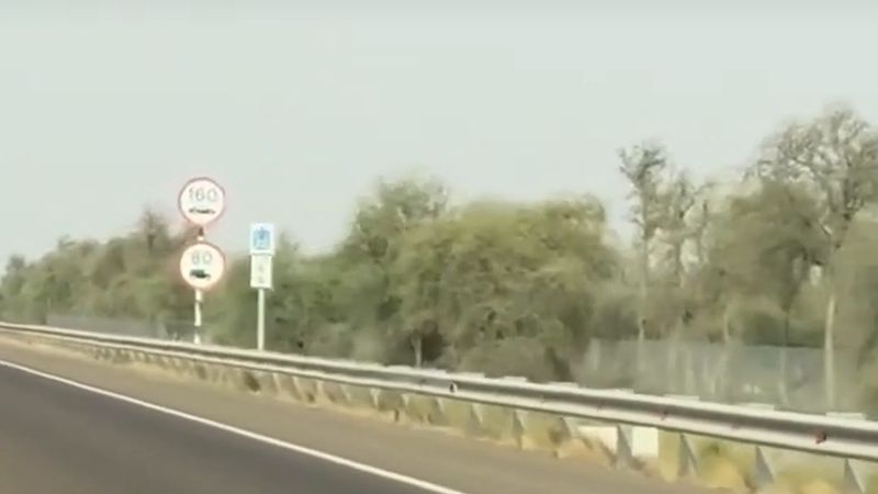 Abu Dabi-Al Ain otoyolunda 31 Ekim'den itibaren hız sınırı 160'tan 140 ve 120'ye düşürülüyor